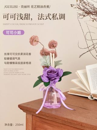 GUILISI diffuser lifestyle shot - held in hand showing floral arrangement detail