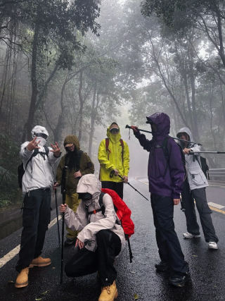 Knee pain illustration - trekking pole reduces knee joint pressure on descents and long hikes