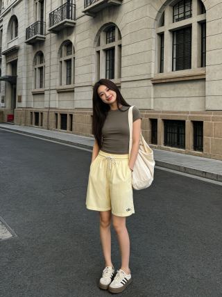 Alo shorts pink street style